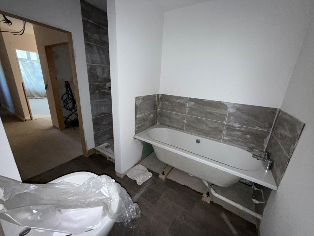 Lot: 60 - FREEHOLD SITE WITH PLANNING FOR CONVERSION AND NEW BUILD TO PROVIDE TEN FLATS - Bath and shower room